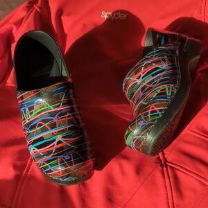 ❤️💙💚 Women's Dansko Multicolor Patterned striped  Clogs size 39 💚💙❤️